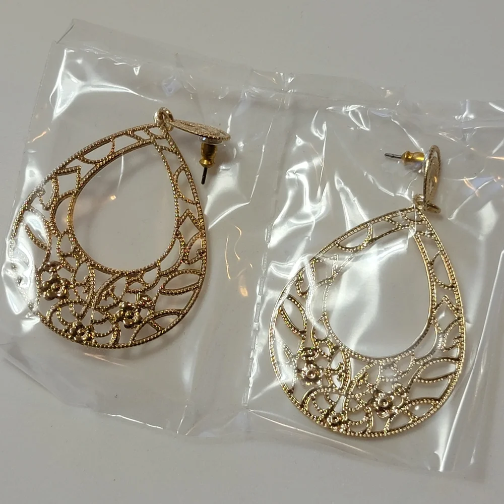 Avon Signature Collection Artisan Filigree Earrings Gold Tone 2016